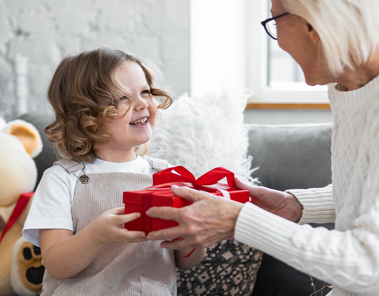 Tüdruk annab vanaemale jõulukingituse